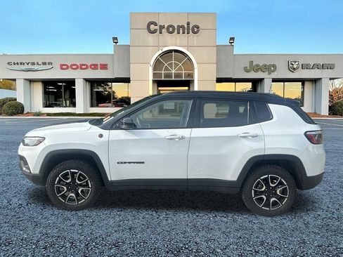 Used 2025 Jeep Compass Trailhawk AWD/4WD image 6