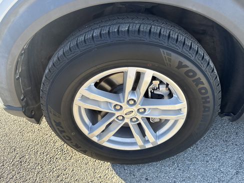 Used 2020 Ford Explorer XLT image 9