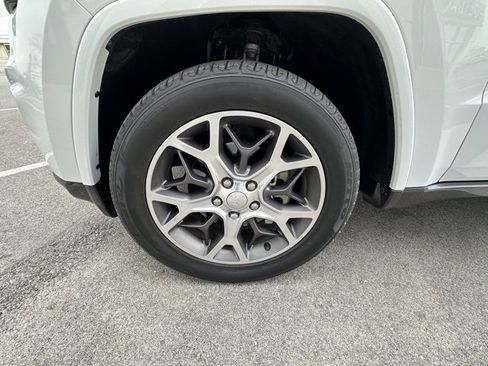 Used 2018 Jeep Grand Cherokee Limited image 12