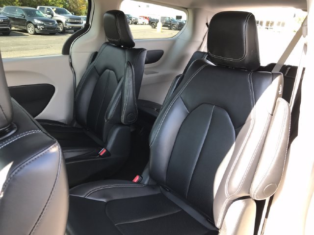 Used 2024 Chrysler Pacifica Limited FWD image 19