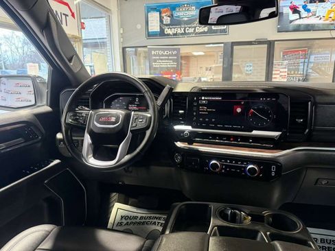 Used 2025 GMC Sierra 1500 SLT image 28