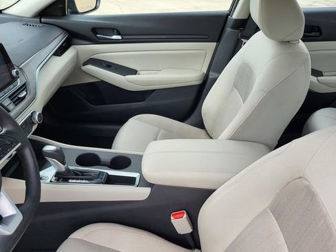Used 2025 Nissan Altima 2.5 SV FWD image 10
