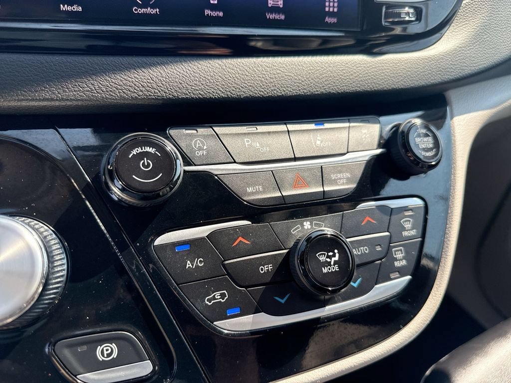 Used 2024 Chrysler Pacifica Touring-L FWD image 22