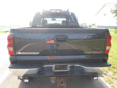 Used 2005 Chevrolet Silverado 2500 LT w/ Heavy-Duty Power Package AWD/4WD image 9