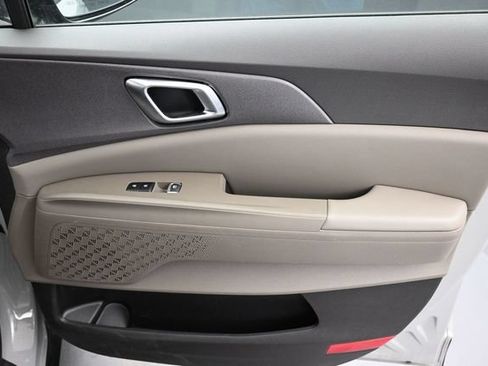 Used 2025 Kia Carnival EX FWD image 29