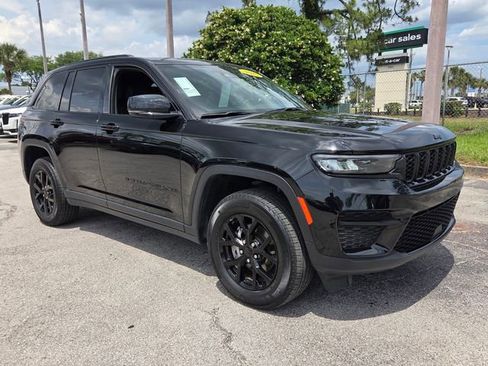 Used 2025 Jeep Grand Cherokee Altitude AWD/4WD image 7