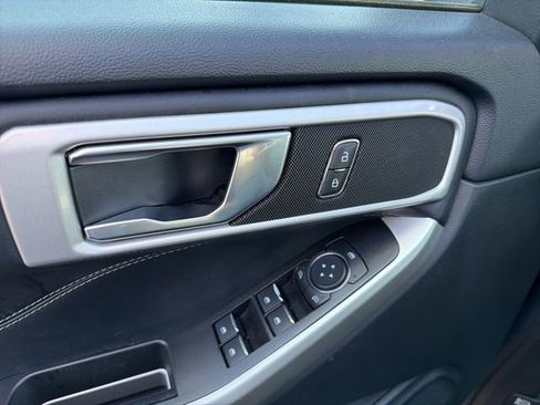 Used 2022 Ford Explorer XLT w/ Equipment Group 202A image 5