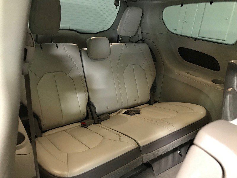 Used 2017 Chrysler Pacifica Touring-L FWD image 20