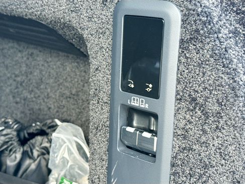 Used 2025 Land Rover Range Rover SE image 11