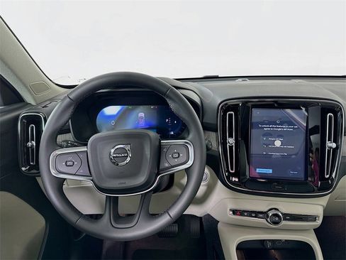 Used 2025 Volvo XC40 B5 Plus w/ Protection Package Premier image 19