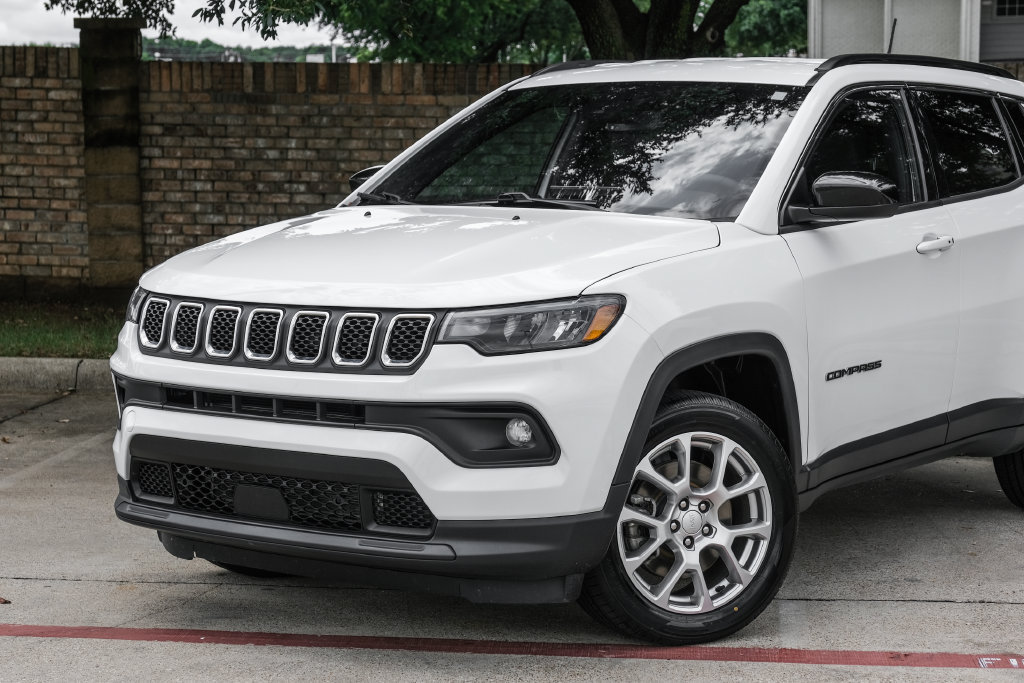 Used 2023 Jeep Compass Latitude AWD/4WD image 12