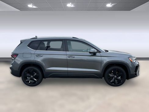 New 2026 Volkswagen Taos SE image 7