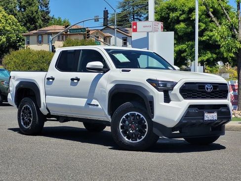 Certified 2025 Toyota Tacoma TRD Off-Road AWD/4WD image 2