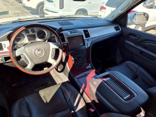 Used 2013 Cadillac Escalade EXT Premium AWD/4WD image 2