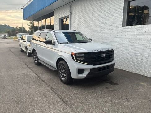 Used 2025 Ford Expedition Active RWD image 2