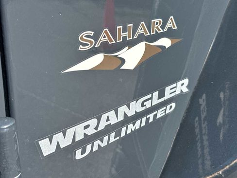 Used 2017 Jeep Wrangler Unlimited Sahara w/ Connectivity Group image 11