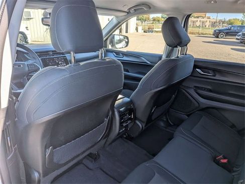 Used 2023 Jeep Grand Cherokee L Laredo image 25