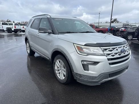 Used 2018 Ford Explorer XLT image 4