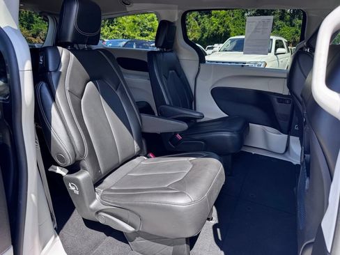 Used 2023 Chrysler Pacifica Touring-L FWD image 26