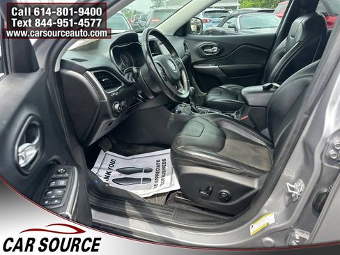 Used 2019 Jeep Cherokee Latitude Plus w/ Cold Weather Group AWD/4WD image 8