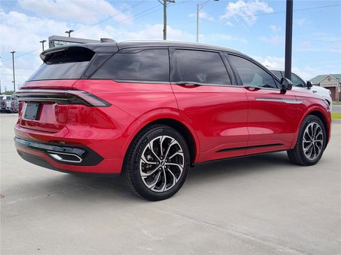 Used 2025 Lincoln Nautilus Reserve AWD/4WD image 9