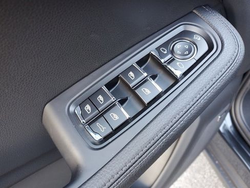 Used 2025 Porsche Macan image 25