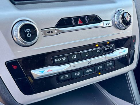 Used 2022 Ford Explorer XLT image 24