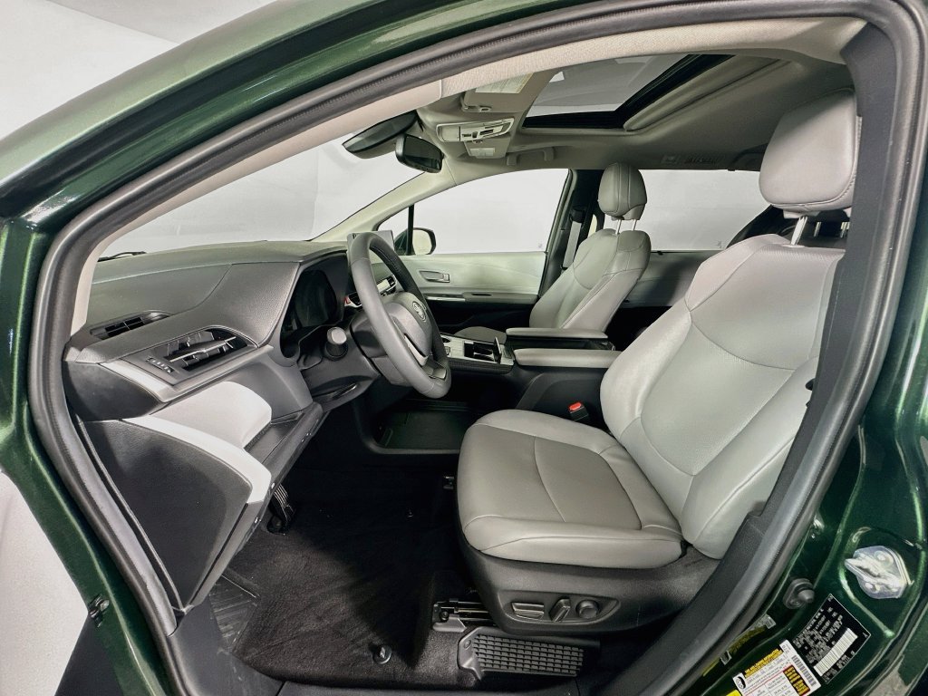 Used 2025 Toyota Sienna XLE AWD/4WD image 19