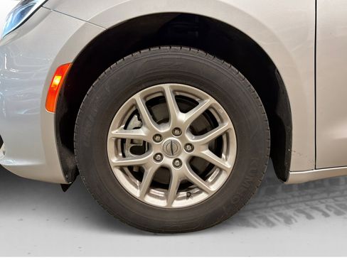 Used 2024 Chrysler Pacifica Touring-L FWD image 50
