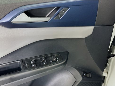 Used 2023 Volkswagen Taos SE w/ Black Wheel Package image 15