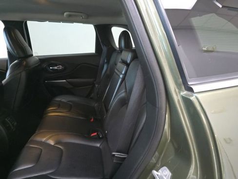 Used 2019 Jeep Cherokee Limited FWD image 11
