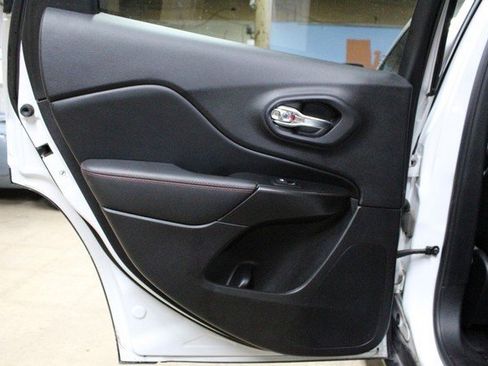 Used 2020 Jeep Cherokee Trailhawk image 15