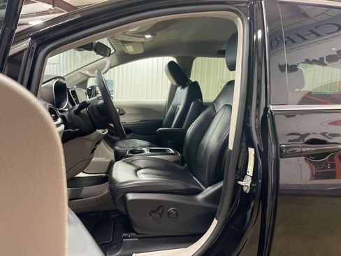 Used 2024 Chrysler Pacifica Touring-L FWD image 15