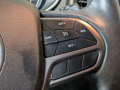 Used 2019 Jeep Cherokee Latitude Plus w/ Cold Weather Group AWD/4WD image 24