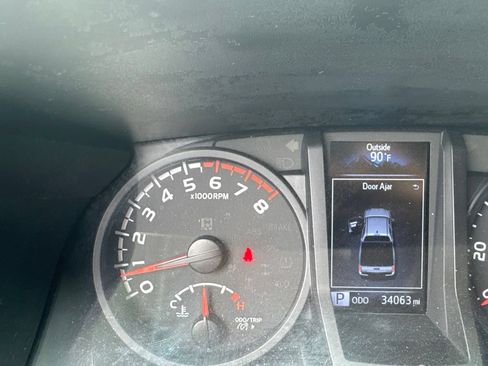 Used 2022 Toyota Tacoma SR w/ SR Convenience Package RWD image 11