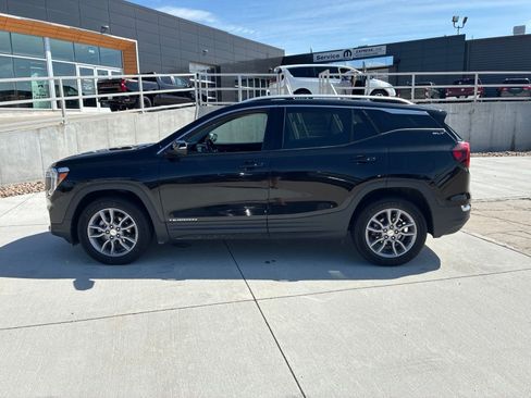 Used 2024 GMC Terrain SLT AWD/4WD image 2