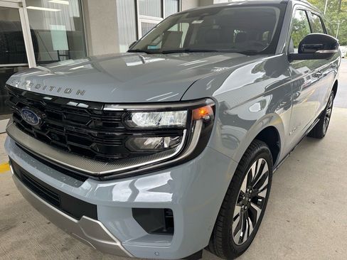 New 2025 Ford Expedition Platinum w/ Driver's Package image 3