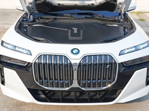 Used 2023 BMW i7 xDrive60 w/ Executive Package 2 AWD/4WD image 8