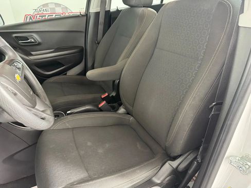 Used 2022 Chevrolet Trax LS w/ Tint and Cruise Package AWD/4WD image 31