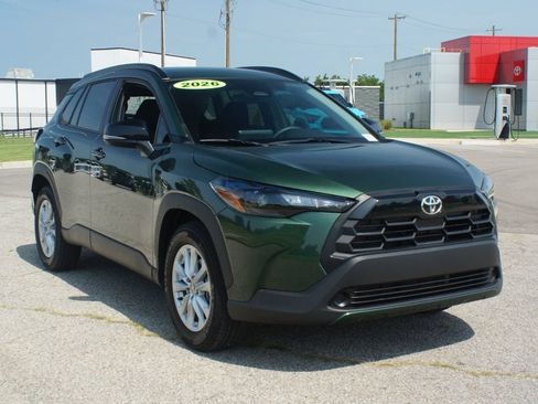 Used 2026 Toyota Corolla Cross LE FWD image 2