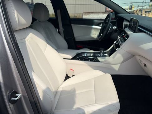 Used 2025 Genesis G70 2.5T RWD image 29