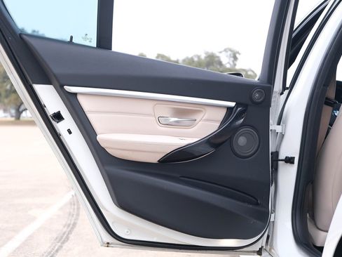 Used 2018 BMW 330i Sedan w/ M Sport Package image 21