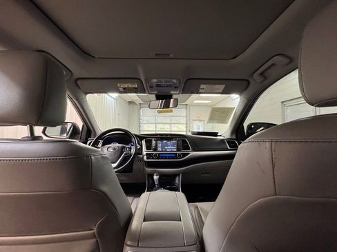 Used 2019 Toyota Highlander XLE FWD image 18
