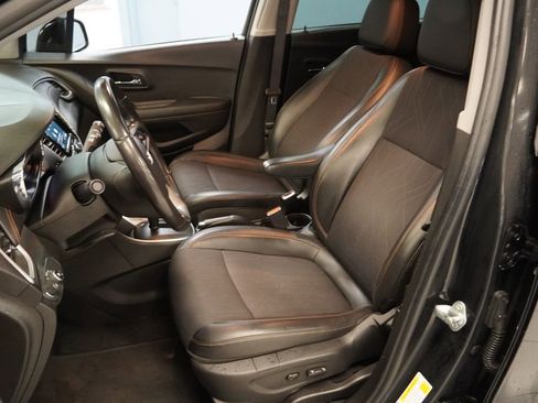 Used 2020 Chevrolet Trax LT w/ Sun & Sound Package image 4