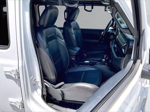 Used 2018 Jeep Wrangler Unlimited Sahara AWD/4WD image 9