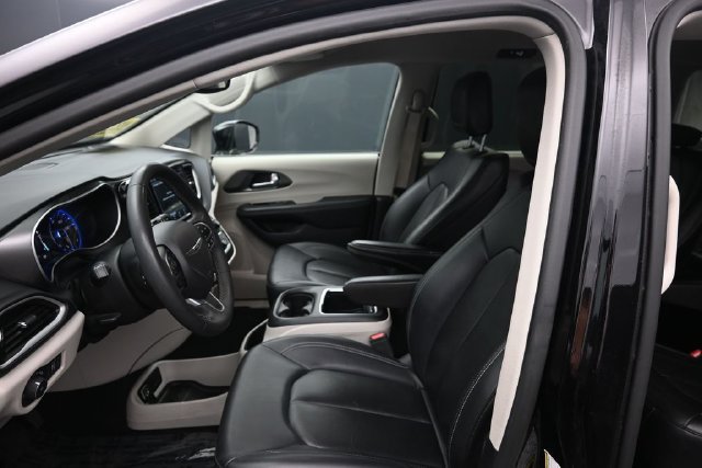 Used 2024 Chrysler Pacifica Touring-L FWD image 26