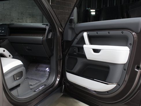 Used 2025 Land Rover Defender 110 AWD/4WD image 31