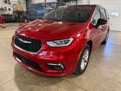 Certified 2024 Chrysler Pacifica Touring-L AWD/4WD image 32
