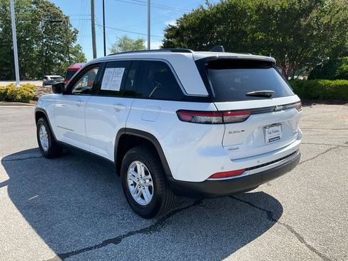 Used 2023 Jeep Grand Cherokee Laredo AWD/4WD image 21
