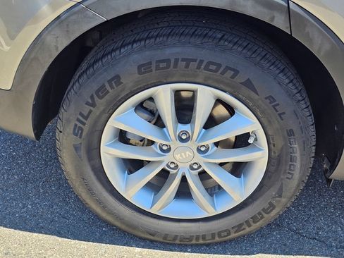 Used 2017 Kia Sorento FWD image 8